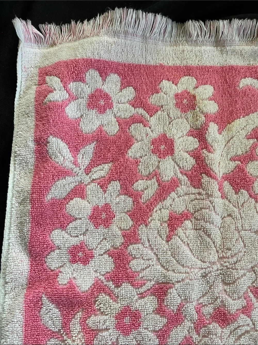 Vtg Fieldcrest Floral Sculpted Hand Towel Pink & White Flower Power MCM *READ*